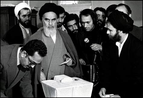 Den islamiska revolutionen; en period av omvälvning och förändring i Irans historia ledda av Ayatollah Khomeini